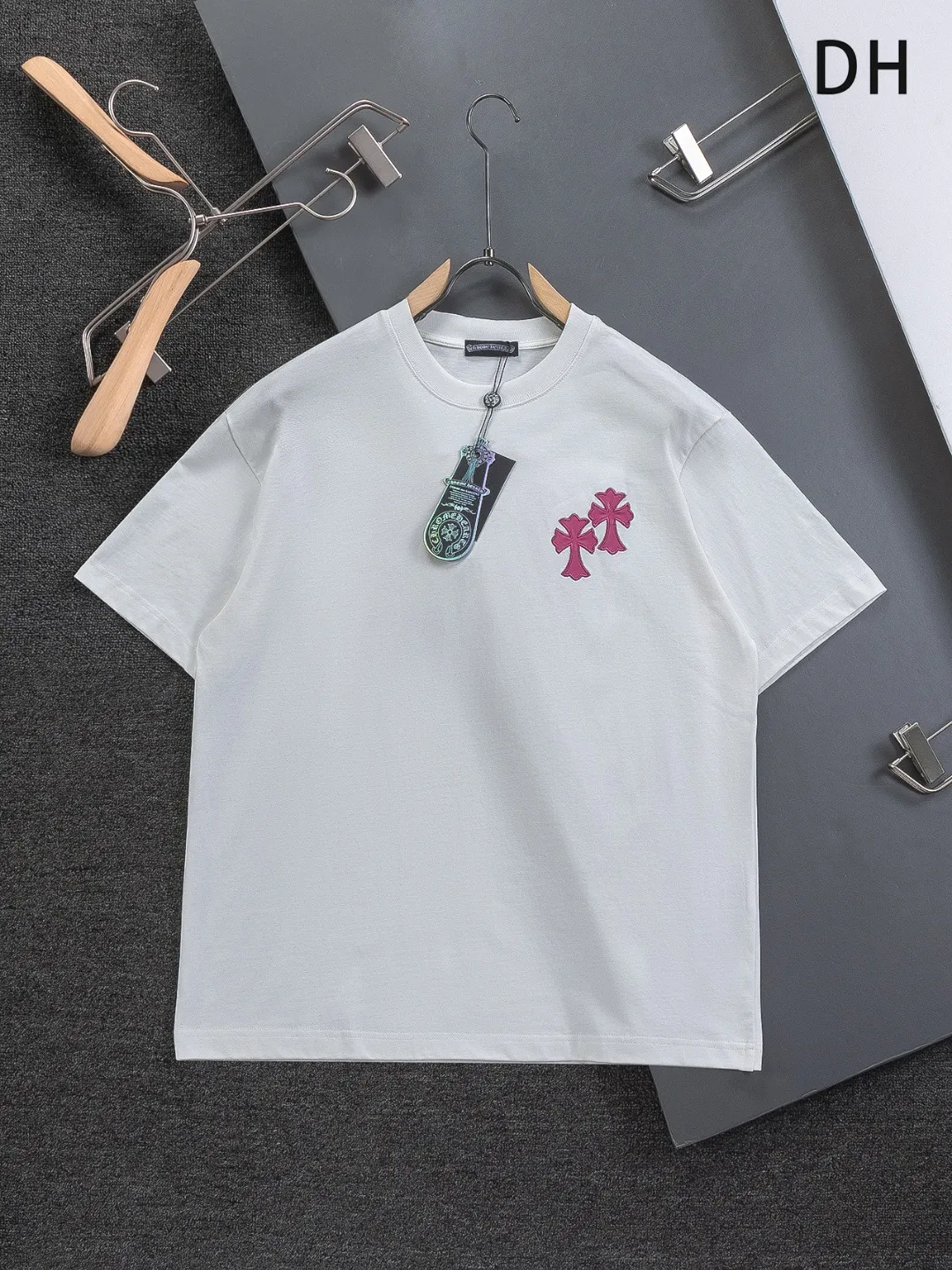 🅿️190 Chrome Hearts CH Cross 26SS New products are hot at the same time💥 Early spring classic style Colorful double cross on the chest 🪡 Embroidery Large logo cross on the back Horseshoe patchwork leather ding Sanskrit ✝️🪡 Embroidery Round neck short-sleeved T-shirt, a popular style, a style that both men and women like, the same style for men and women, 100% chance of turning heads when you wear it when you go out! It’s all about being handsome. The designer’s classic sense is precisely grasped. The whole piece of clothing is heavy. Industrial washing process. Ready-made garments are dyed + sprayed for a horse effect. The double-washing process is super recognizable. It uses heavy washing to make it distressed. The edges of the patch are slightly rolled and naturally distressed. It has a three-dimensional layering with a little damage and is very visually lethal. It adheres to Kroxin's consistent rough style. The chest and back are large, and the horseshoe flower printed patch pattern is embroidered and decorated. It is decorated with silver metal engraved distressed buttons. The classic elements full of brand recognition instantly enhance the overall sense of grade and specification. Its texture is quite high-end! The overall feeling is high-end, simple and elegant, with silver hardware accessories, a full set of customized accessories, and the pattern of the entire dress is all decorated with patchwork three-dimensional embroidery technology, which is the finishing touch of the entire dress. The design on the back is even more eye-catching! ! This full back is so cool, it’s full of design, and the overall upper body style highlights fashion and individuality. Wearing it together as a couple is even more popular on the street. I recommend the early autumn sweatshirt! ! The fabric is a unique 320g 100% cotton, which is skin-friendly, breathable, warm to the touch, firm in texture, and smooth in lines. It can be called a back killer, which has very strict requirements on craftsmanship and cost. The smooth neckline, flat cuffs and hems, the stitches are small and tight, tight and orderly, and the details are perfect. The consistent OS version can be worn alone or layered. It is very casual, but very iconic! It is simply the flagship of high-end trendy brands and must be included in your wardrobe. It has the American fashion spirit of freedom and individuality, and is highly recognizable and stylized! Color: Black White Size: S-XL Size chart: S: Shoulder width 50-Bust 56-Length 70 M: Shoulder width 52-Bust 57-Length 72 L: Shoulder width 54-Bust 59-Length 74 XL: Shoulder width 56-Bust 62-Length 76